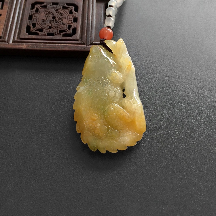 （超值推荐）糯冰种黄翡略飘翠今非昔比挂件