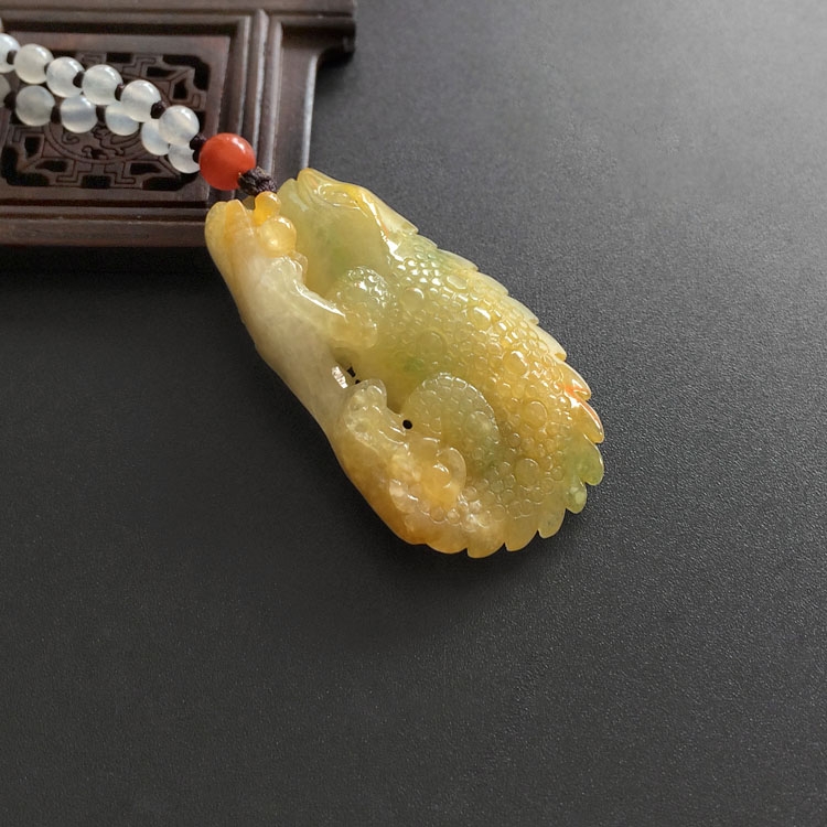 （超值推荐）糯冰种黄翡略飘翠今非昔比挂件