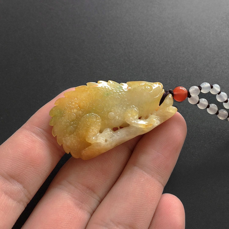 （超值推荐）糯冰种黄翡略飘翠今非昔比挂件