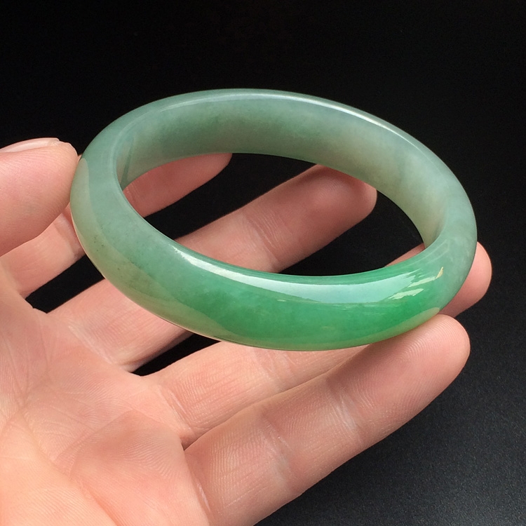 （超值推荐）糯冰种绿晴水贵妃镯（57.1mm-49.5mm）