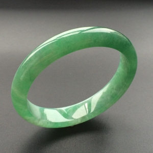 (超值推荐)糯冰种菠菜绿贵妃镯(52.7mm-46.2mm)