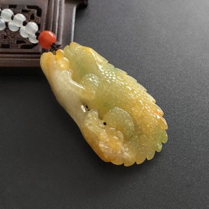 （超值推荐）糯冰种黄翡略飘翠今非昔比挂件