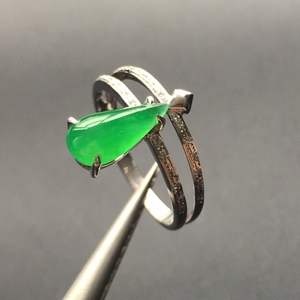 (超值推荐)冰种翠色镶白金钻石水滴戒指