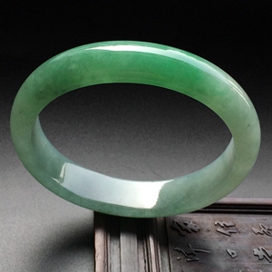 （超值推荐）糯冰种绿晴水贵妃镯（57.1mm-49.5mm）