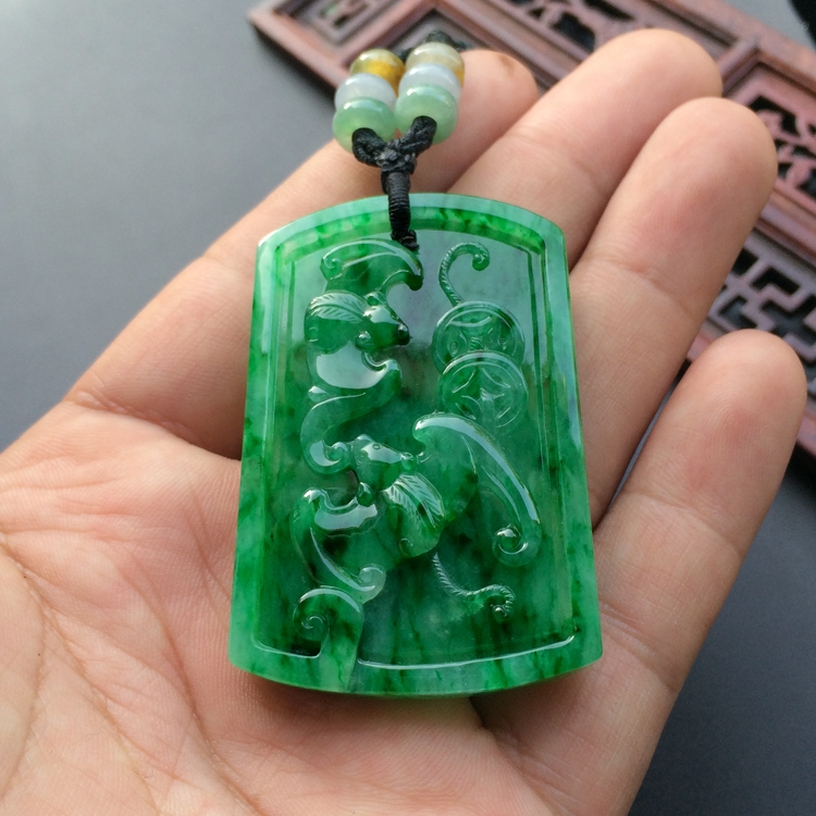 （超值推荐）糯冰种翠色仿古龙牌挂件
