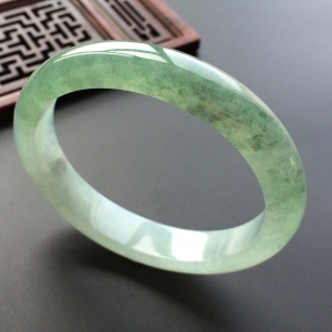 (超值推荐)糯冰种晴水贵妃镯(56.5mm-50.6mm)
