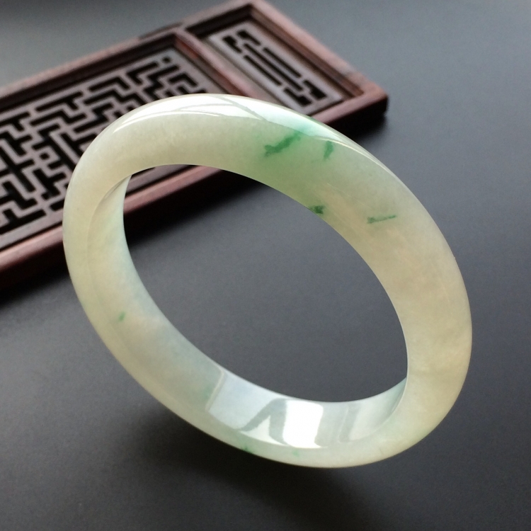 (超值推荐)糯冰种飘绿花手镯(55.6mm)