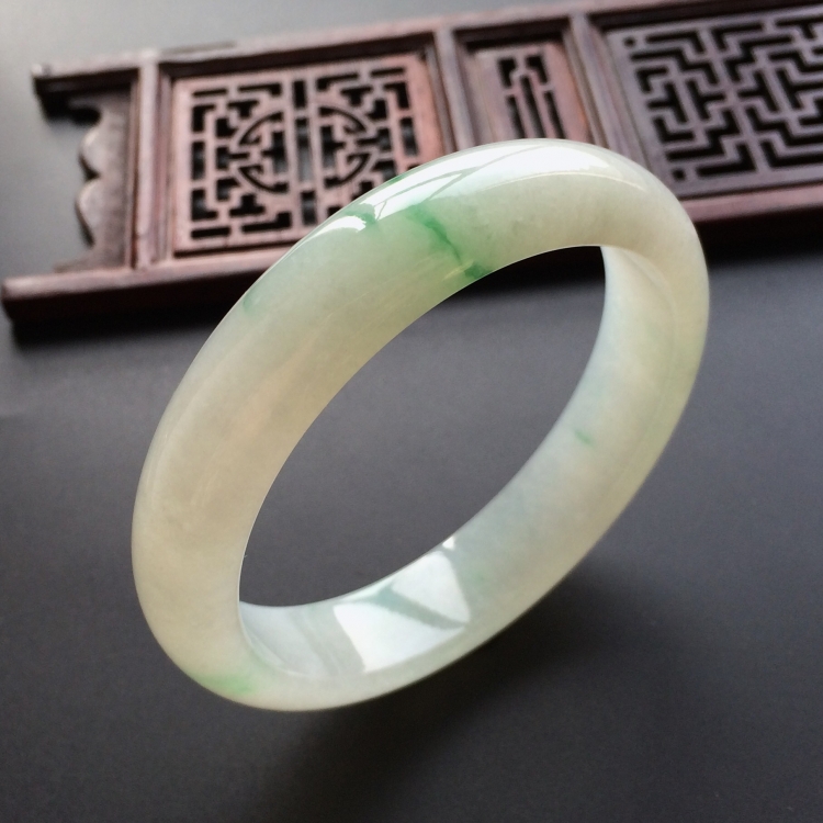 (超值推荐)糯冰种飘绿花手镯(55.6mm)