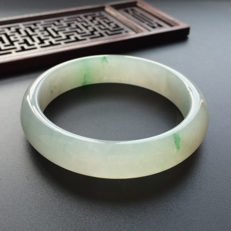 (超值推荐)糯冰种飘绿花手镯(55.6mm)