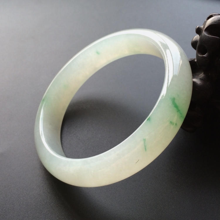(超值推荐)糯冰种飘绿花手镯(55.6mm)
