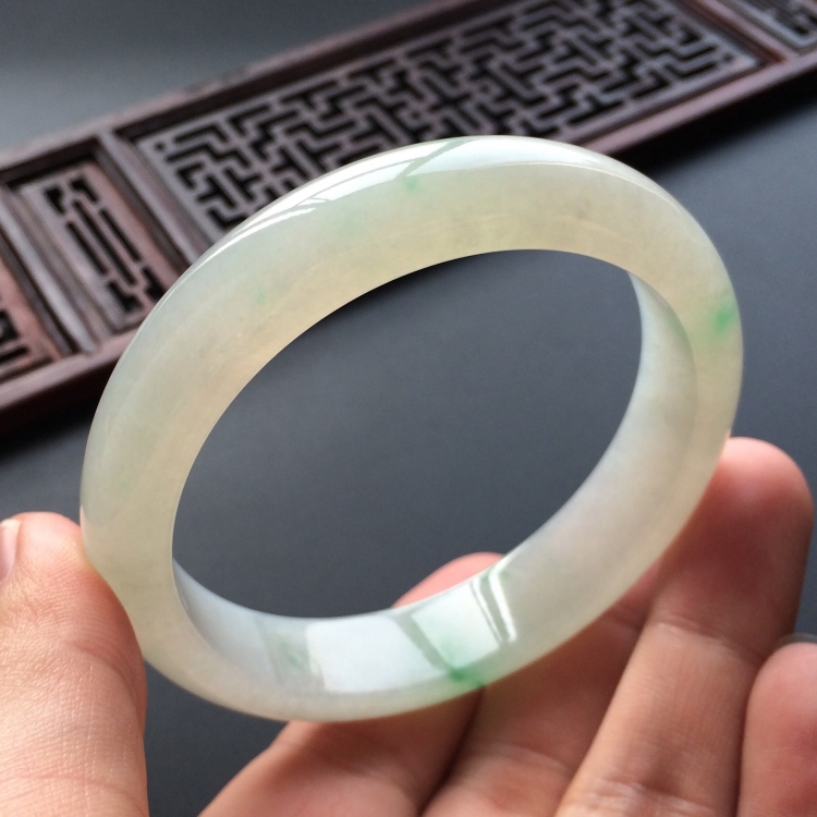 (超值推荐)糯冰种飘绿花手镯(55.6mm)