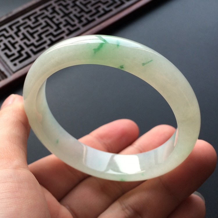 (超值推荐)糯冰种飘绿花手镯(55.6mm)