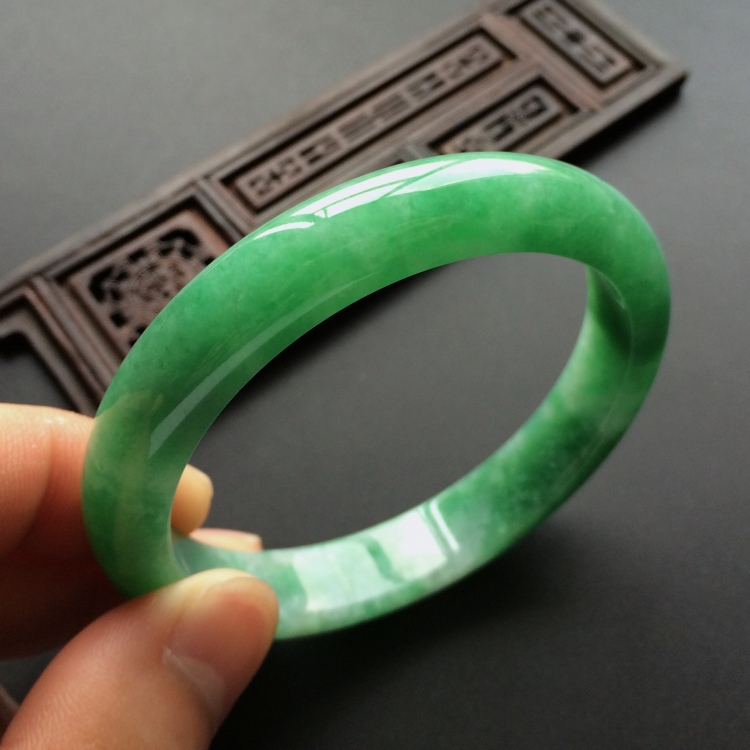 (超值推荐)糯冰种翠色手镯(55mm)