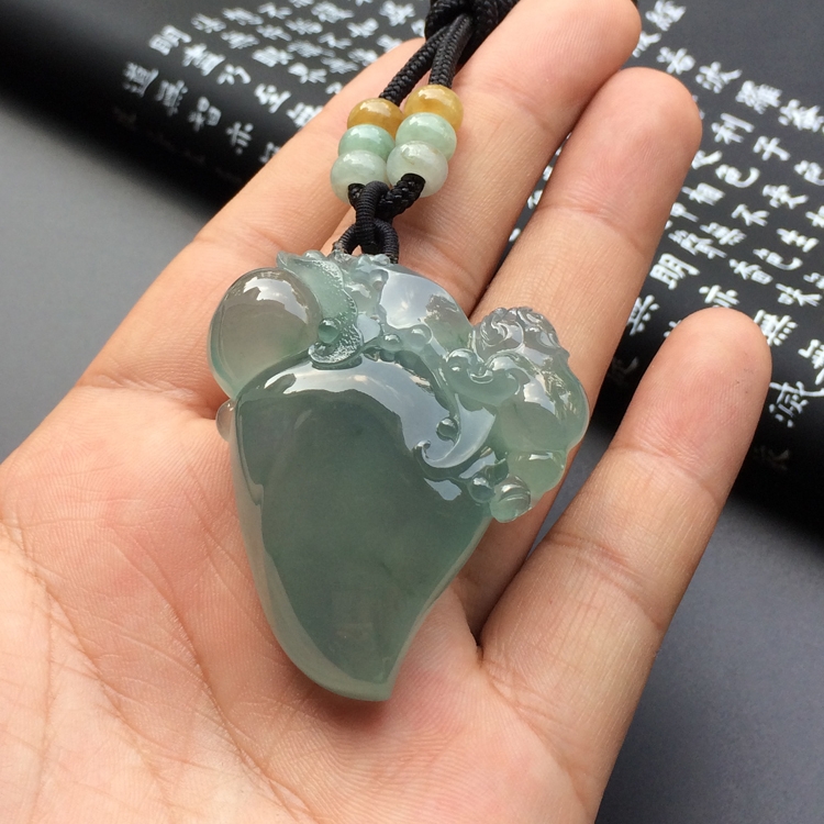 冰种晴水寿桃挂件