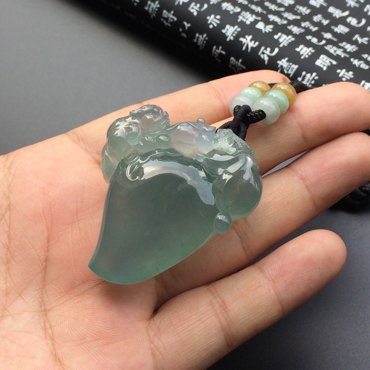 冰种晴水寿桃挂件