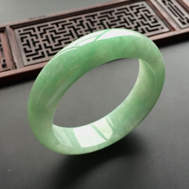 (超值推荐)糯冰种浅绿手镯(56.5mm)