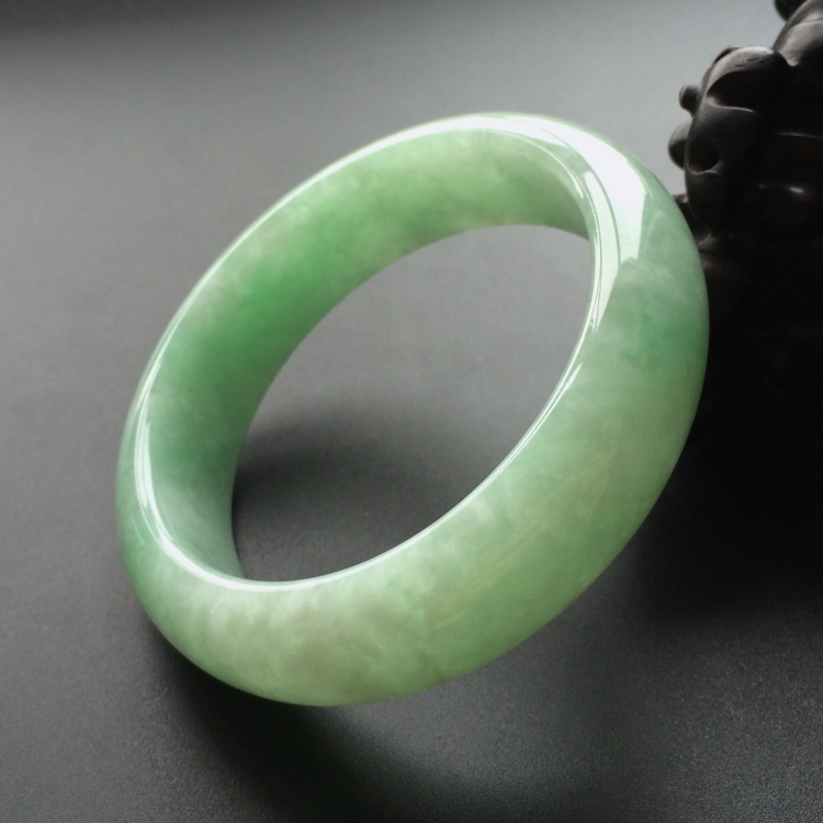 (超值推荐)糯冰种浅绿手镯(56.5mm)