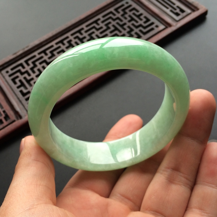 (超值推荐)糯冰种浅绿手镯(56.5mm)