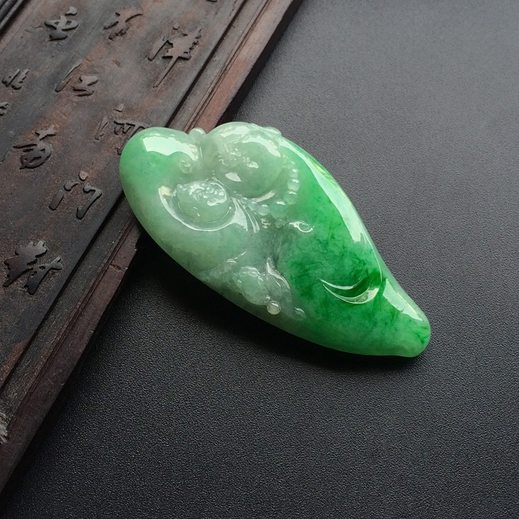 (超值推荐)糯冰种飘阳绿纳福挂件