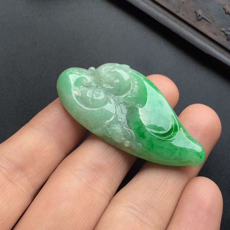 (超值推荐)糯冰种飘阳绿纳福挂件