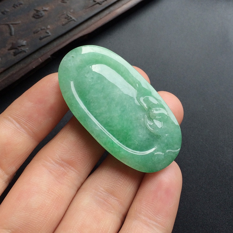 糯冰种飘翠纳福挂件