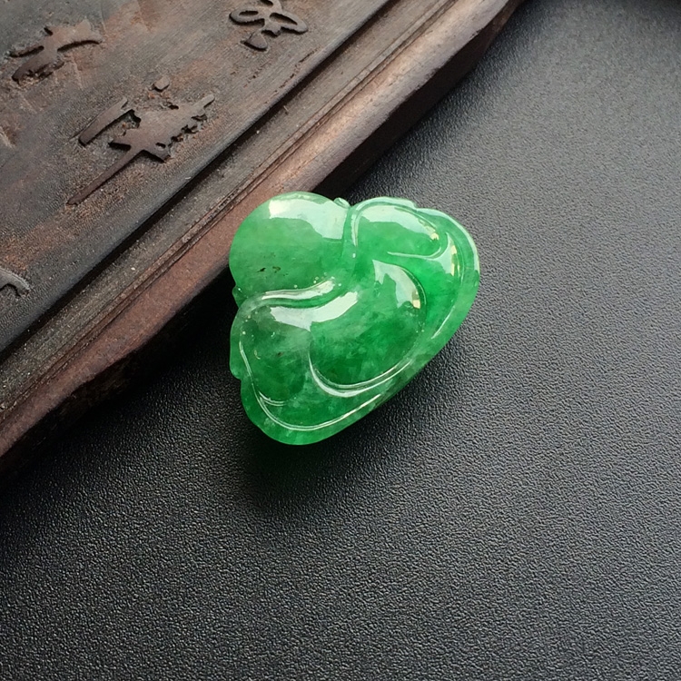 (超值推荐)糯冰种阳绿玉佛挂件