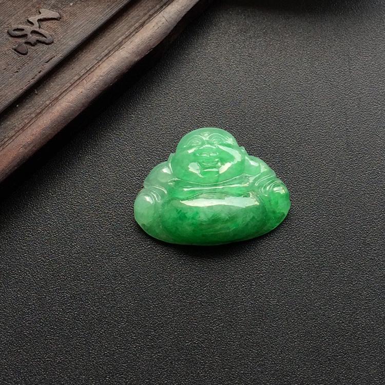 (超值推荐)糯冰种翠色玉佛胸坠面