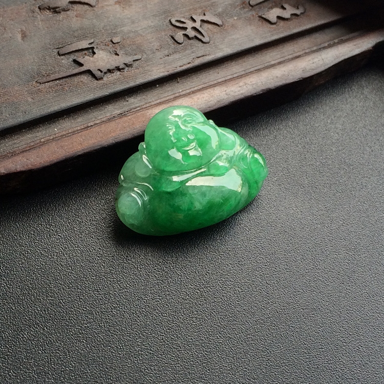 (超值推荐)糯冰种翠色玉佛胸坠面