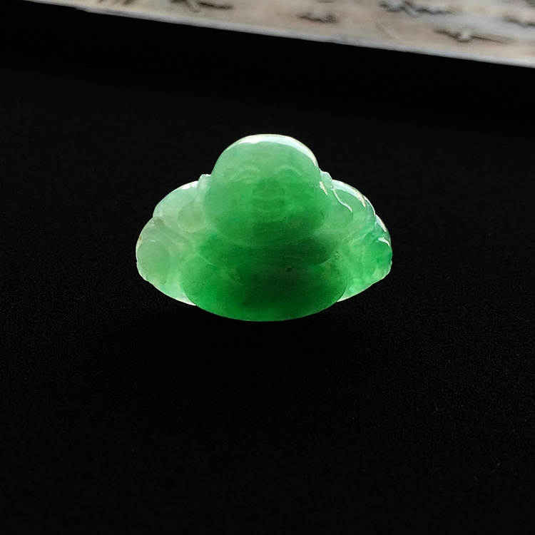 (超值推荐)糯冰种翠色玉佛胸坠面