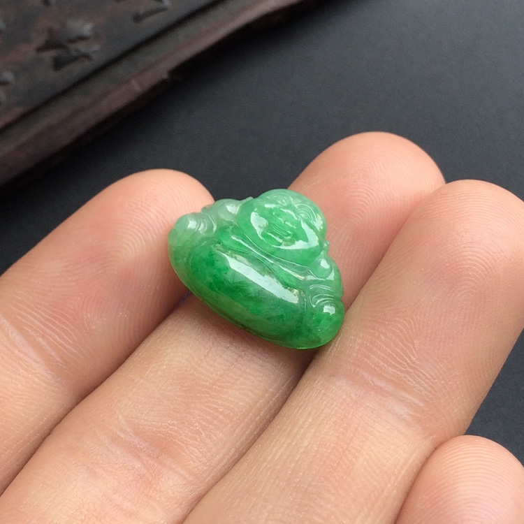 (超值推荐)糯冰种翠色玉佛胸坠面