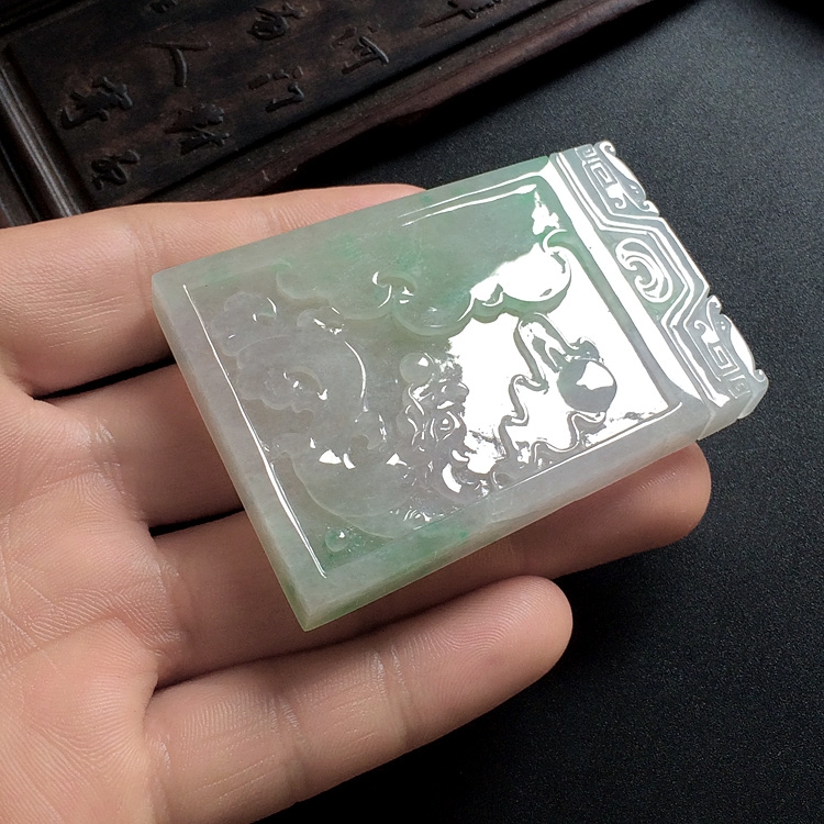 糯冰种略飘翠仿古龙凤牌挂件