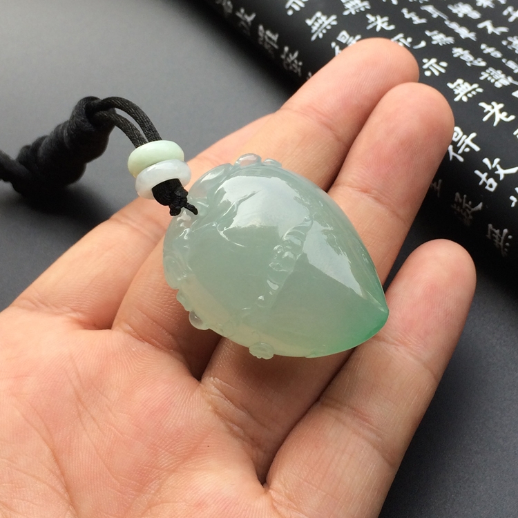 （超值推荐）冰种晴水略飘花寿桃挂件
