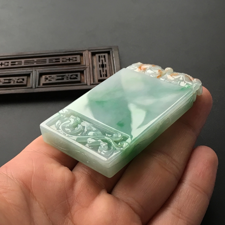 (超值推荐)糯冰种飘翠略带黄翡仿古龙凤牌挂件