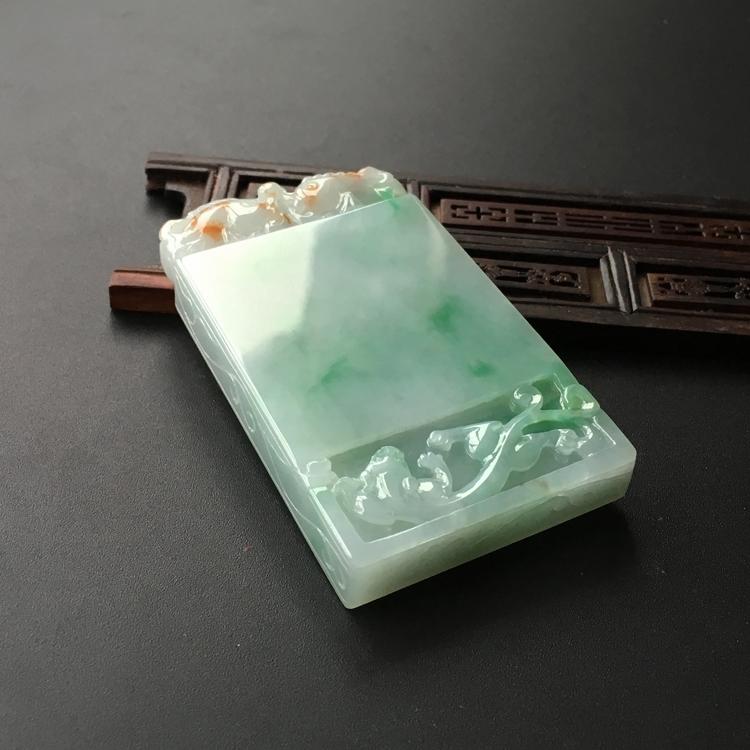 (超值推荐)糯冰种飘翠略带黄翡仿古龙凤牌挂件