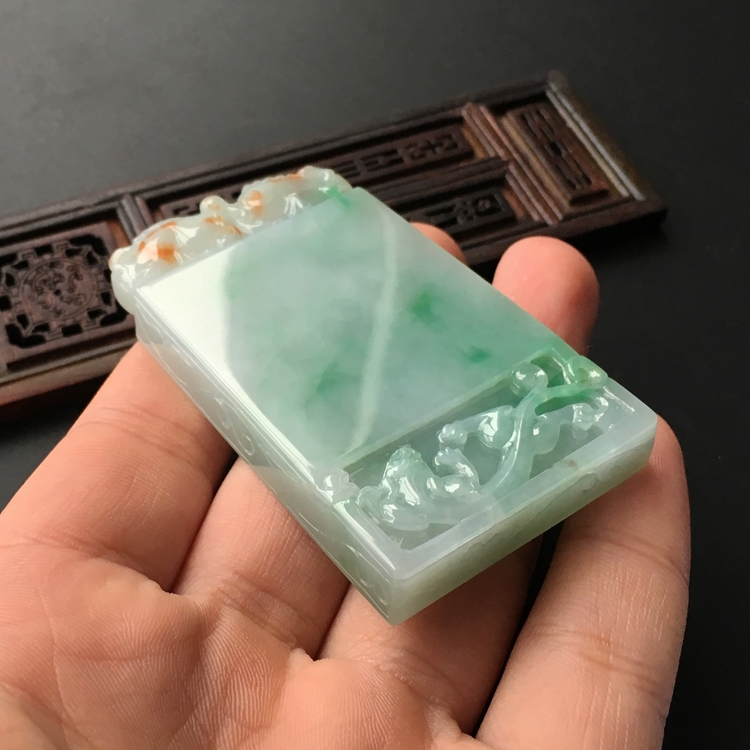 (超值推荐)糯冰种飘翠略带黄翡仿古龙凤牌挂件