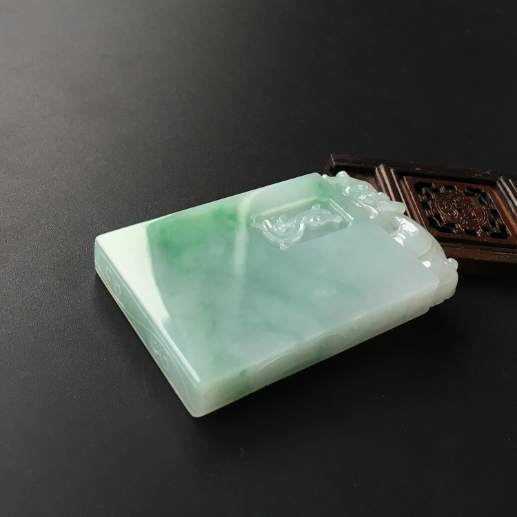 (超值推荐)糯冰种飘翠略带黄翡仿古龙凤牌挂件
