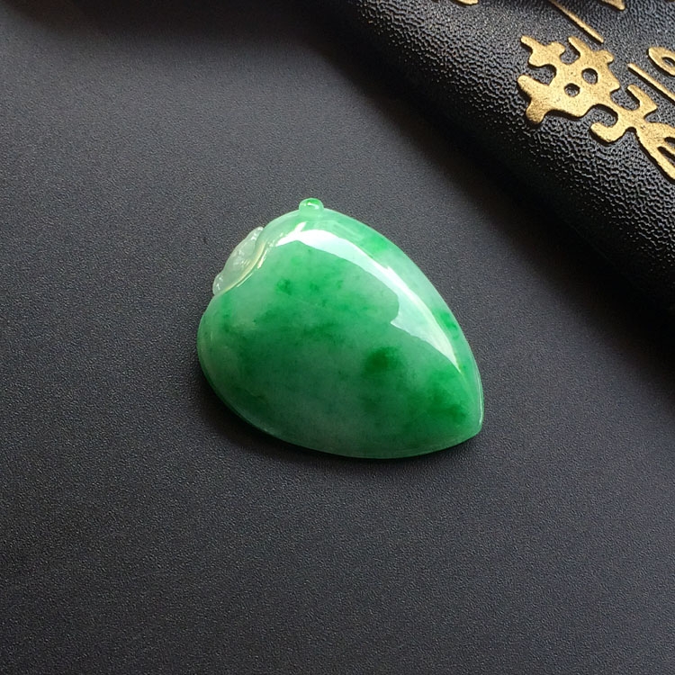 糯冰种翠色寿桃挂件
