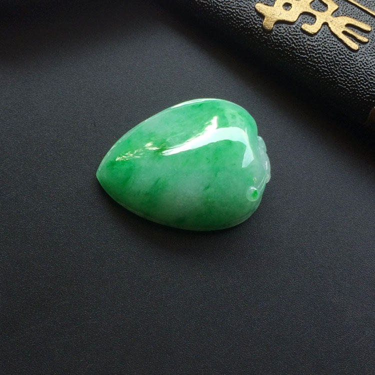 糯冰种翠色寿桃挂件