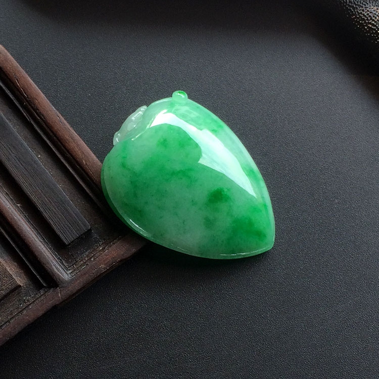 糯冰种翠色寿桃挂件