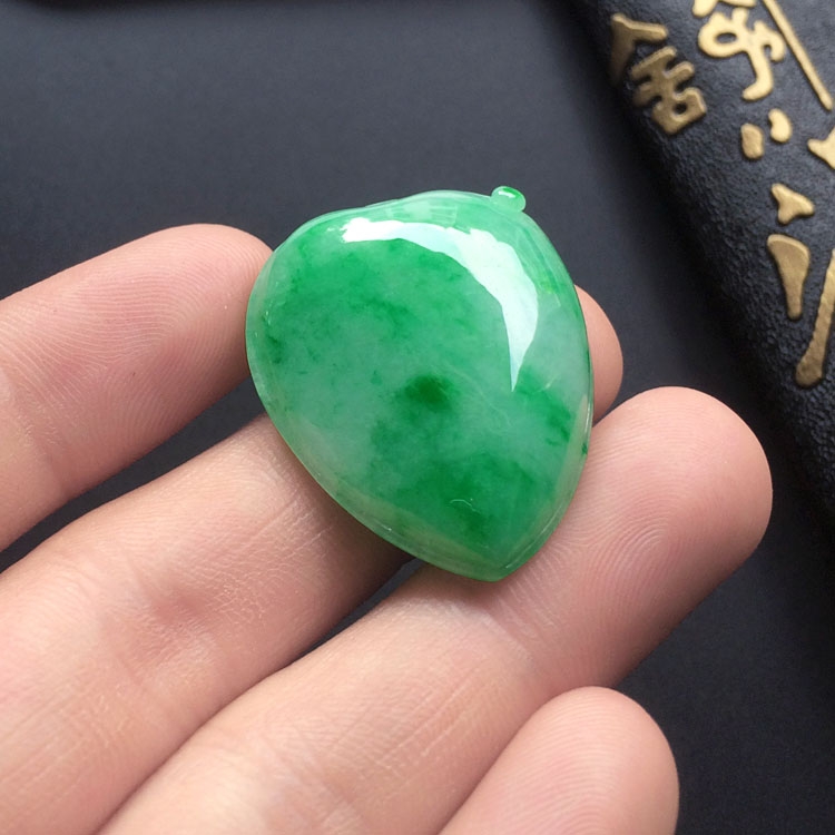 糯冰种翠色寿桃挂件