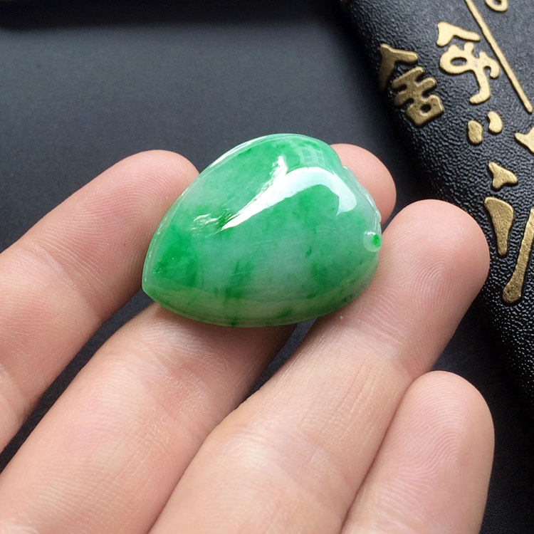 糯冰种翠色寿桃挂件