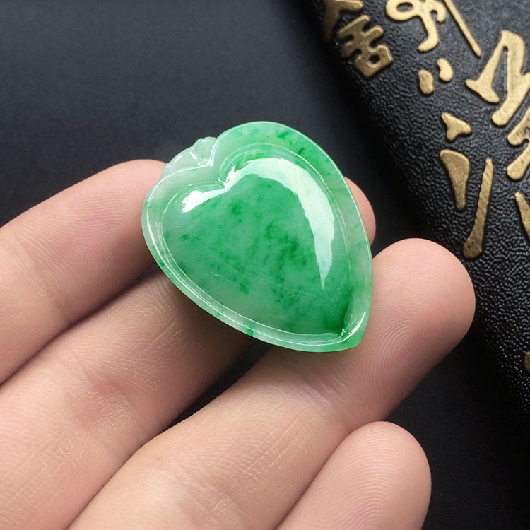 糯冰种翠色寿桃挂件