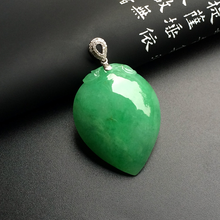 糯冰种翠色寿桃挂件