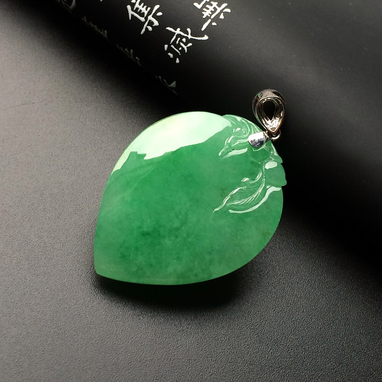 糯冰种翠色寿桃挂件
