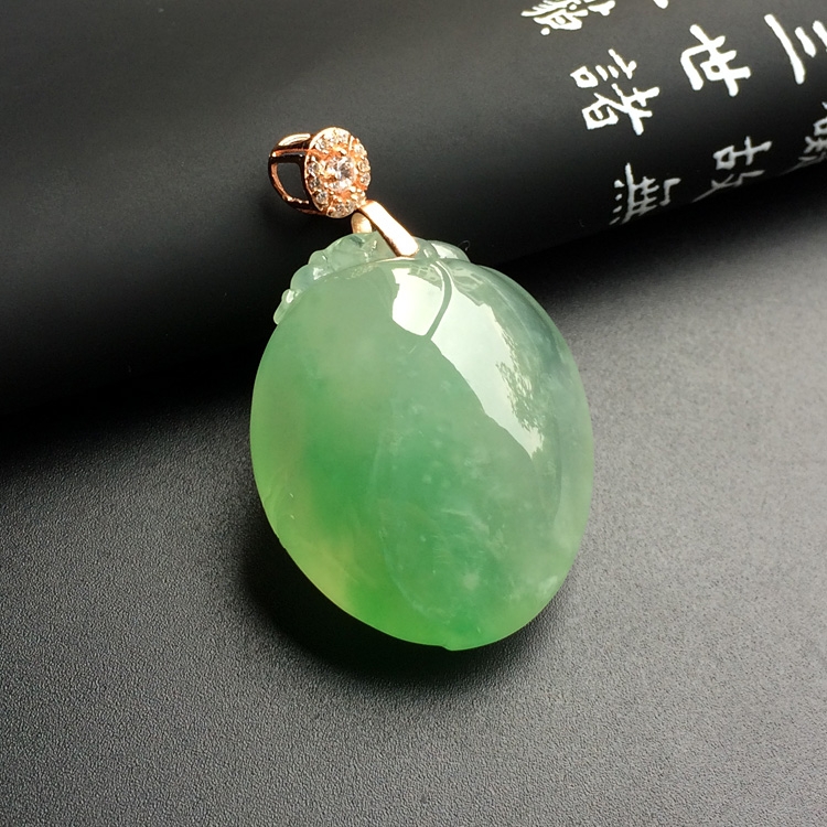 冰种绿晴水寿桃挂件