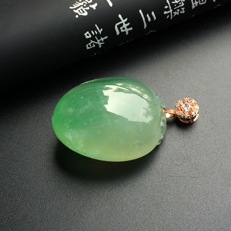 冰种绿晴水寿桃挂件
