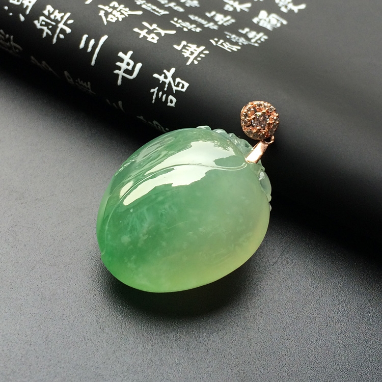 冰种绿晴水寿桃挂件