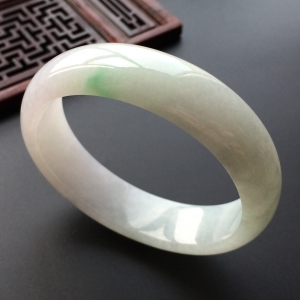 (超值推荐)糯冰种淡春带彩贵妃镯(57.8mm-50.6mm)