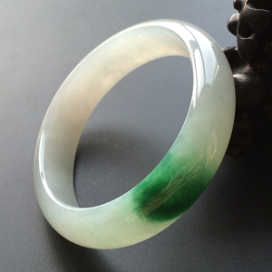 (超值推荐)糯冰种飘绿花贵妃镯(54.4mm-47.5mm)