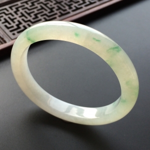 (超值推荐)糯冰种飘绿花贵妃镯(51.5mm-44.8mm)
